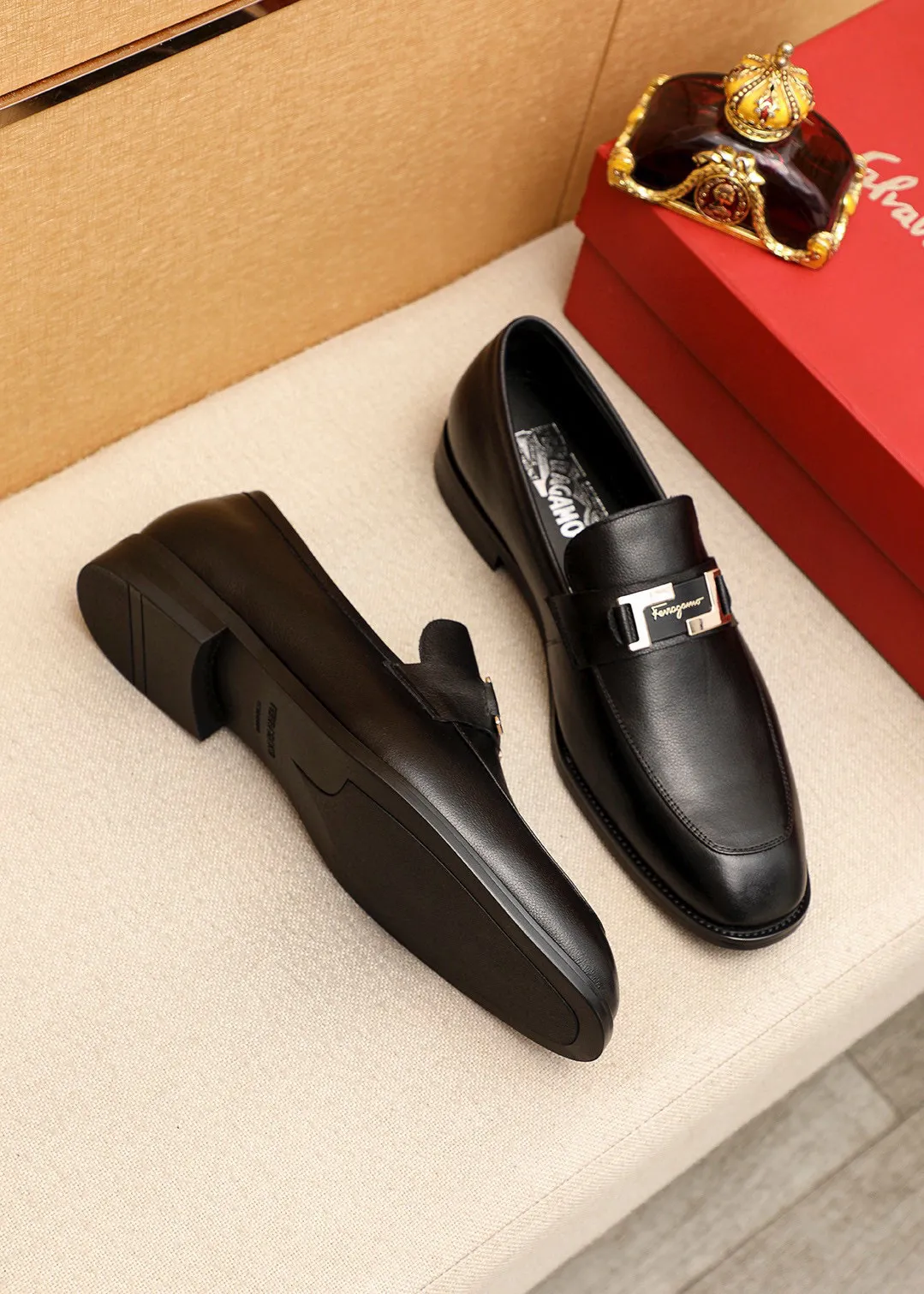 Men's shoes💰460💰 Product trademark: Ferragamo "Ferragamo" casual leather shoes Regular size: 38-44 (45🉑️customized) Product materials: Selected imported first-layer calfskin upper + luxury hardware buckle, imported water-dyed cow leather lining. Strong three-dimensional visual effect, original outsole color: 1⃣️color optional